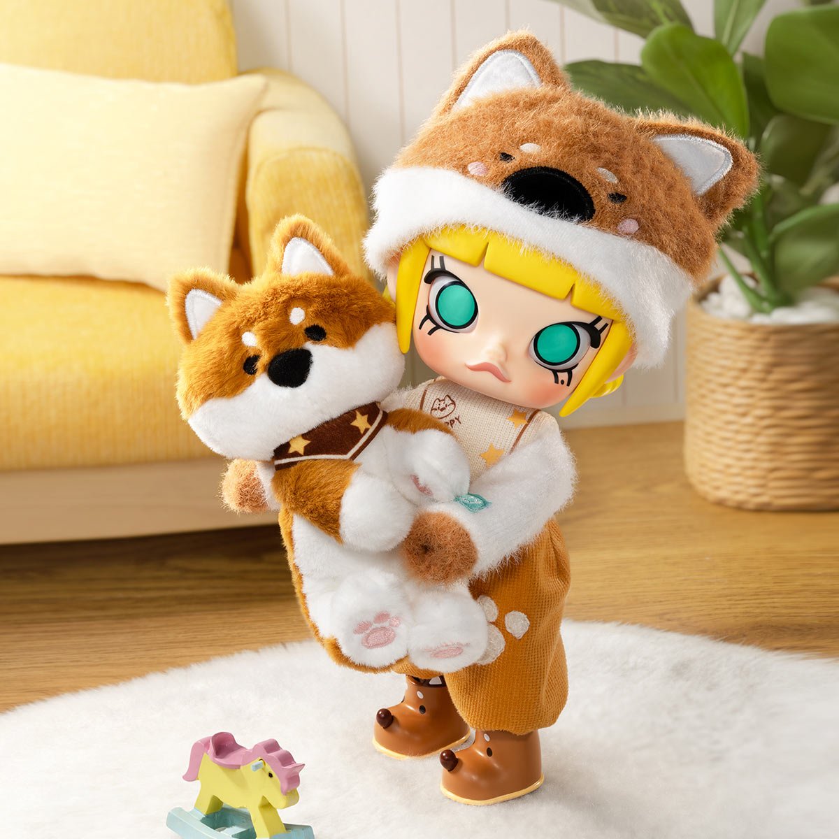 MOLLY Hugging 1/8 Action Figure | ポップマート