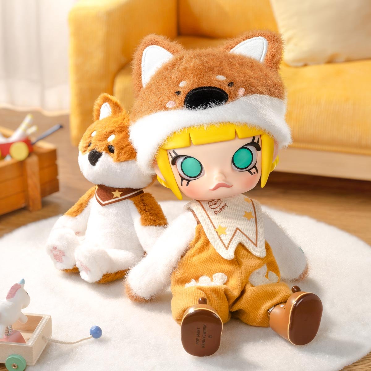 MOLLY Hugging 1/8 Action Figure | ポップマート